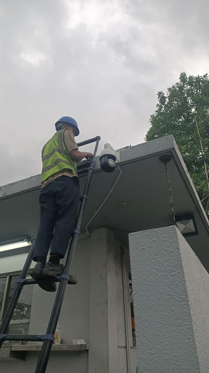 Instalasi CCTV PTZ di kawasan industri Cikarang tahun 2025